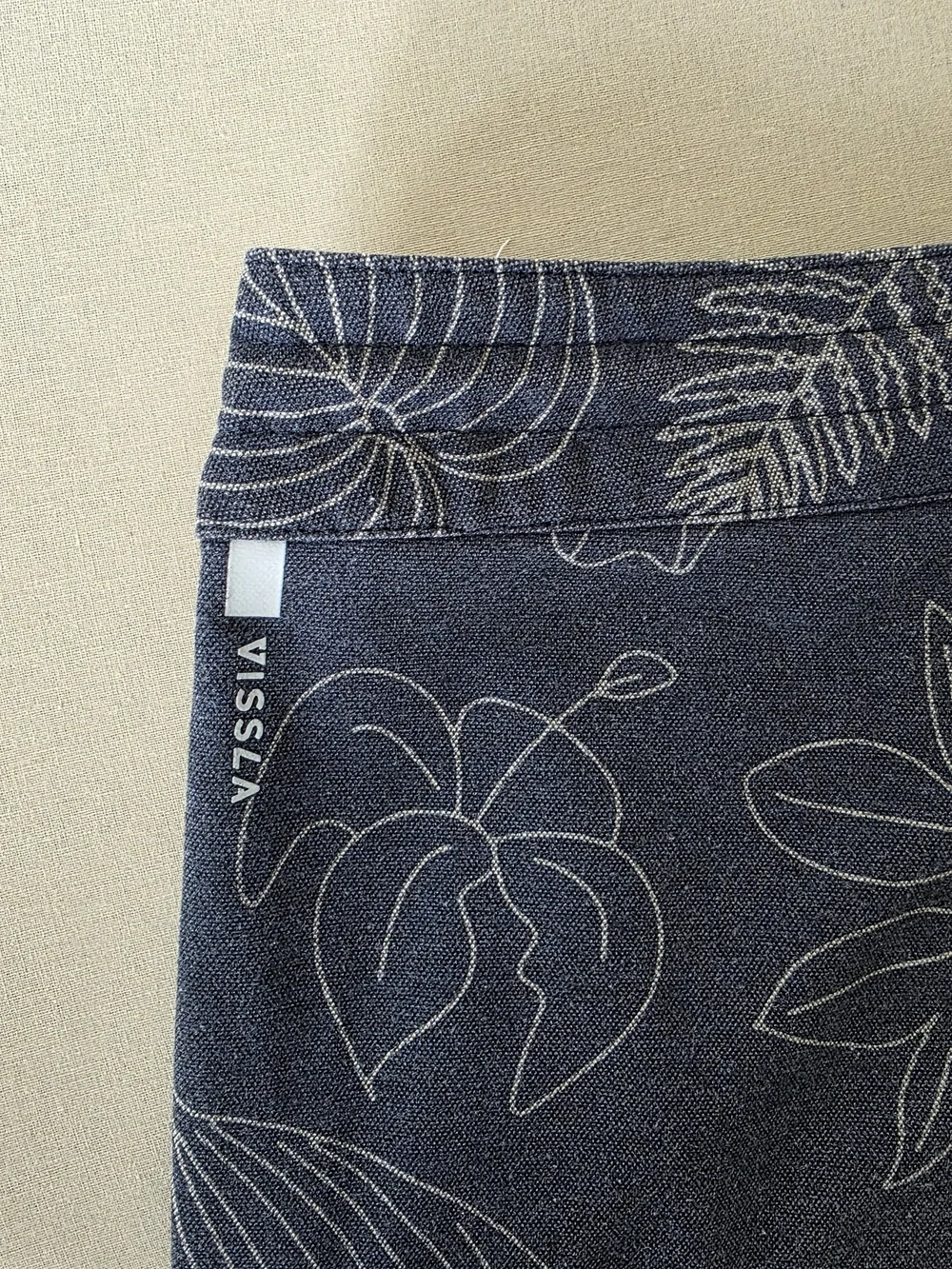 Vissla Tropical Pleasures Hybrid Boardshorts Men's L Navy Leaf Print Surf Shorts